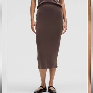 NWT Lululemon Drapey Softstreme Column Midi Skirt
Espresso sz. XL